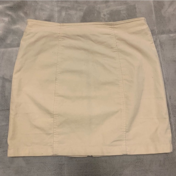 White skirt with zipper detail​​​​​ - Picture 2 of 4